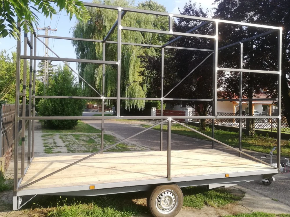 Fém előtetők, lépcsők, kertkapuk, garázskapuk, kiskapuk készítése profi csapattal. Tormási lakatos, Kecskemét és vonzáskörzetében.